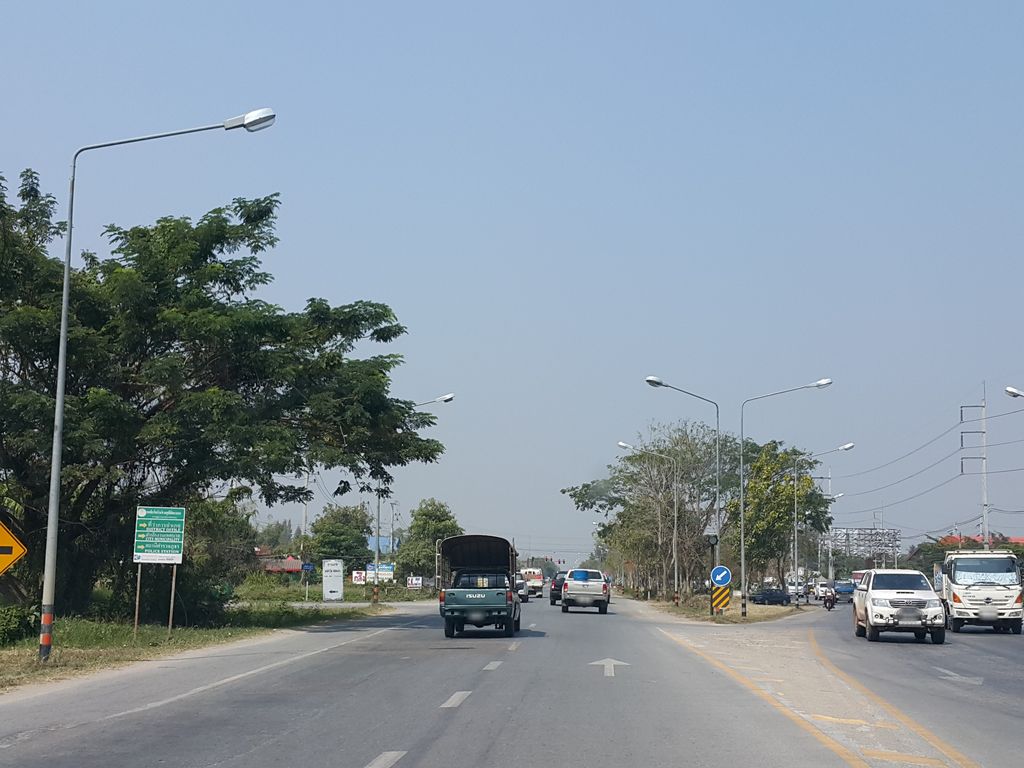 ภาพถนนตรงที่ เสริมสวย นฤมล ตั้งอยู่ ถ่ายโดย jrcarlsen พ.ศ. 2559 (2016) · A street-level view of where เสริมสวย นฤมล · Soemsuai Naruemon stands, by jrcarlsen in 2559 (2016)