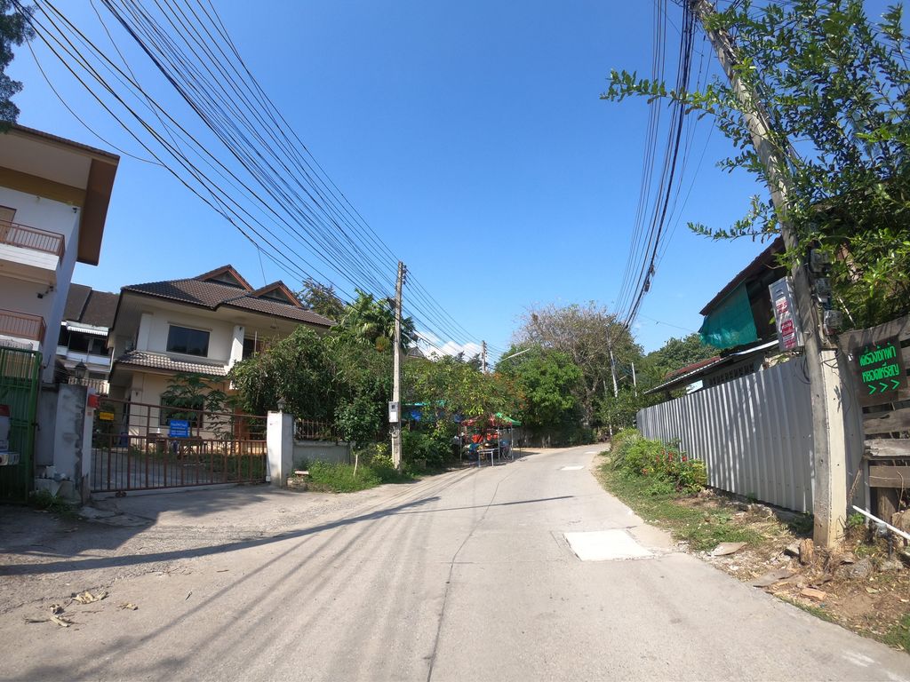 ภาพถนนตรงที่ ไก่ทอดป้าผึ้ง ตั้งอยู่ ถ่ายโดย chanuwath_grab พ.ศ. 2562 (2019) · A street-level view of where ไก่ทอดป้าผึ้ง · Kaithot Pa Phueng stands, by chanuwath_grab in 2562 (2019)