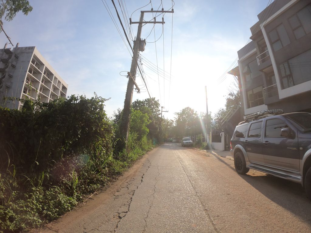 ภาพถนนตรงที่ The Afterlife Poshtel & Art Space. ตั้งอยู่ ถ่ายโดย chanuwath_grab พ.ศ. 2562 (2019) · A street-level view of where The Afterlife Poshtel & Art Space. stands, by chanuwath_grab in 2562 (2019)