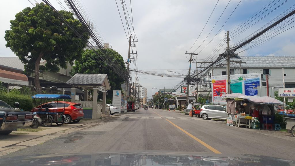 ภาพถนนตรงที่ เชียงใหม่ ผ้าชาวเขา - Hilltribe Clothing ตั้งอยู่ ถ่ายโดย jrcarlsen พ.ศ. 2565 (2022) · A street-level view of where เชียงใหม่ ผ้าชาวเขา - Hilltribe Clothing stands, by jrcarlsen in 2565 (2022)