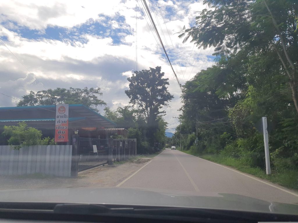ภาพถนนตรงที่ ลาบลุงทิศ ตั้งอยู่ ถ่ายโดย jrcarlsen พ.ศ. 2566 (2023) · A street-level view of where ลาบลุงทิศ · Lablungthit stands, by jrcarlsen in 2566 (2023)
