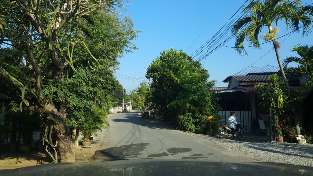 ภาพถนนตรงที่ ก๋วยเตี๋ยว เฮง เฮง เฮง ตั้งอยู่ ถ่ายโดย jrcarlsen พ.ศ. 2562 (2019) · A street-level view of where ก๋วยเตี๋ยว เฮง เฮง เฮง · Kuaitiao Heng Heng Heng stands, by jrcarlsen in 2562 (2019)