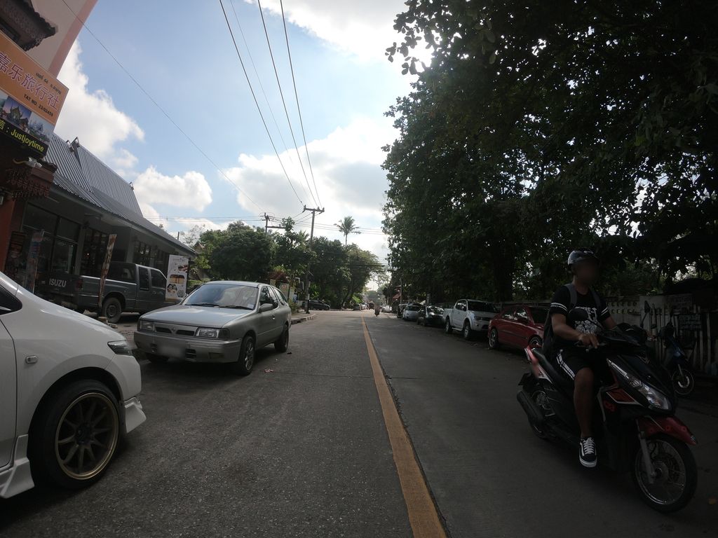 ภาพถนนตรงที่ Massaji Thai massage ตั้งอยู่ ถ่ายโดย chanuwath_grab พ.ศ. 2562 (2019) · A street-level view of where Massaji Thai massage stands, by chanuwath_grab in 2562 (2019)