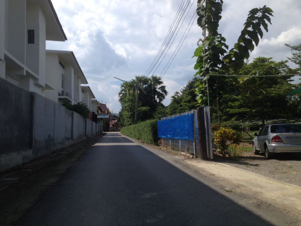 ภาพถนนตรงที่ Metthods decoration studio ตั้งอยู่ ถ่ายโดย jimwatana พ.ศ. 2558 (2015) · A street-level view of where Metthods decoration studio stands, by jimwatana in 2558 (2015)