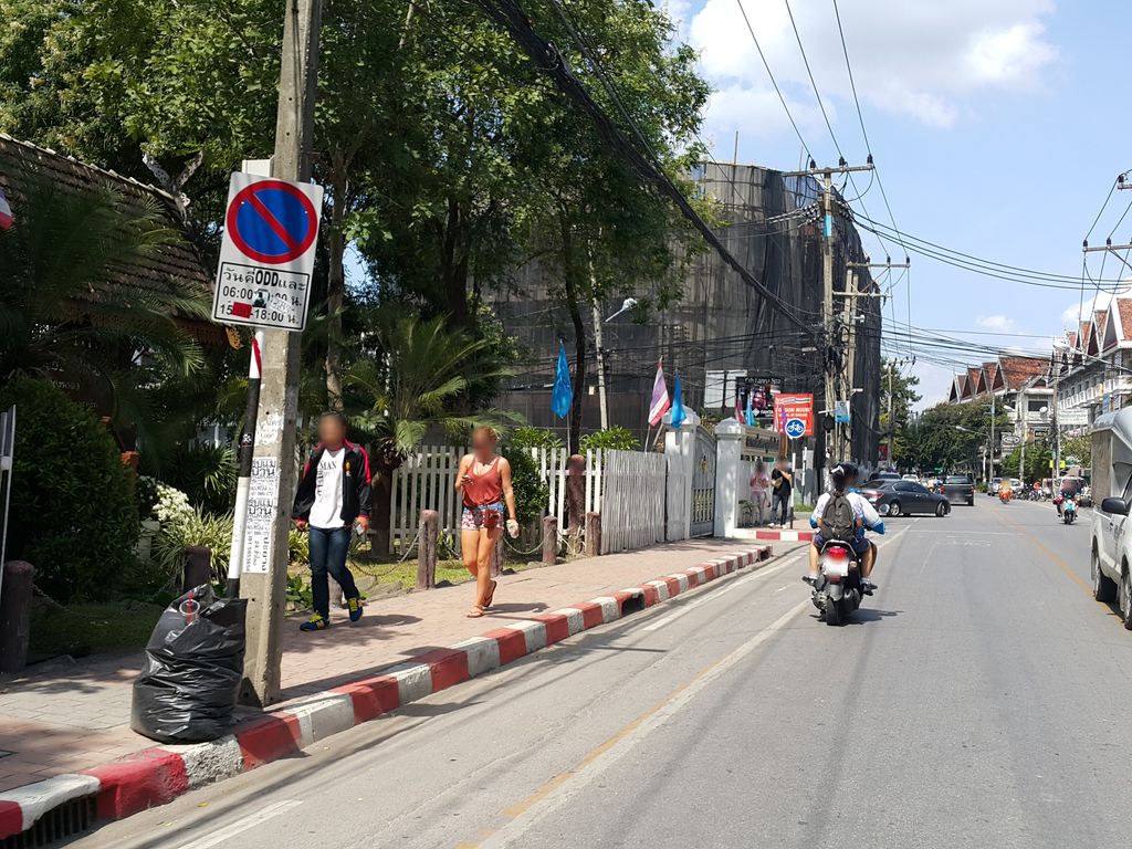 ภาพถนนตรงที่ Supannikar  Coffee ตั้งอยู่ ถ่ายโดย jrcarlsen พ.ศ. 2558 (2015) · A street-level view of where Supannikar  Coffee stands, by jrcarlsen in 2558 (2015)