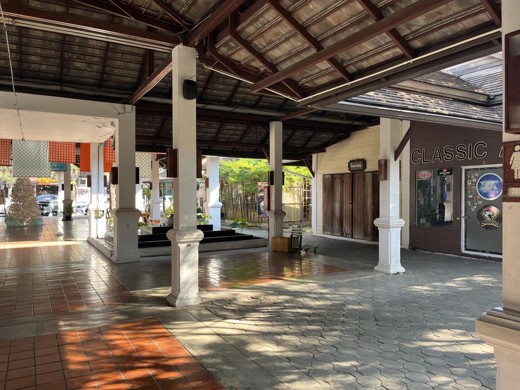 ภาพถนนตรงที่ Lanna Desia Hair Salon - JingJai Chiangmai ตั้งอยู่ ถ่ายโดย rikoioii พ.ศ. 2566 (2023) · A street-level view of where Lanna Desia Hair Salon - JingJai Chiangmai stands, by rikoioii in 2566 (2023)