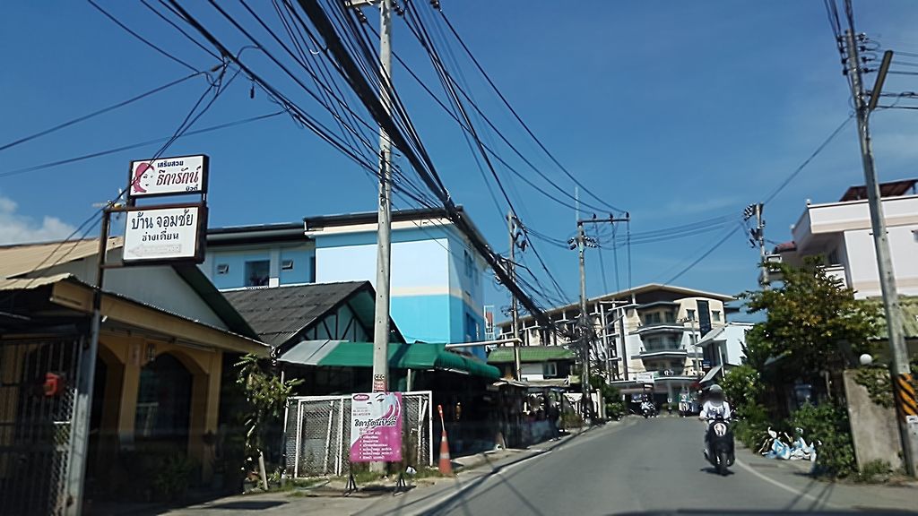 ภาพถนนตรงที่ กินเต็กกัน ตั้งอยู่ ถ่ายโดย ekkarin พ.ศ. 2559 (2016) · A street-level view of where กินเต็กกัน · Kintekkan stands, by ekkarin in 2559 (2016)