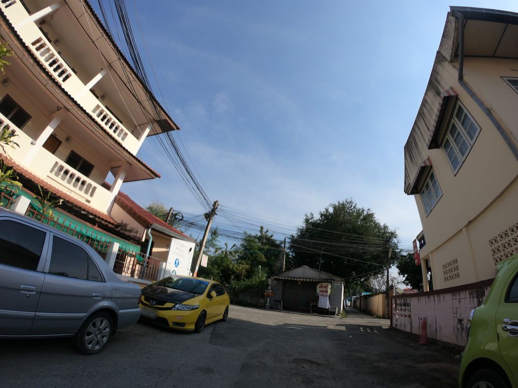ภาพถนนตรงที่ ล้ำคูณ ตั้งอยู่ ถ่ายโดย chanuwath_grab พ.ศ. 2562 (2019) · A street-level view of where ล้ำคูณ · Lamkhun stands, by chanuwath_grab in 2562 (2019)