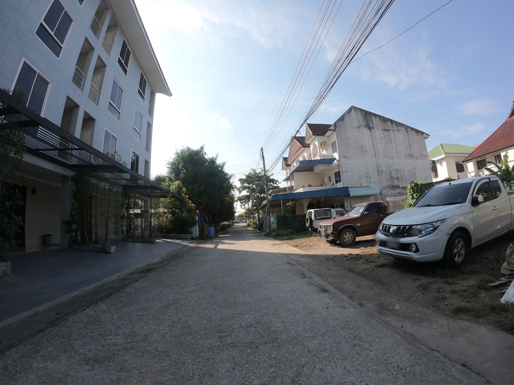 ภาพถนนตรงที่ Takawa Suite Apartment ตั้งอยู่ ถ่ายโดย chanuwath_grab พ.ศ. 2562 (2019) · A street-level view of where Takawa Suite Apartment stands, by chanuwath_grab in 2562 (2019)