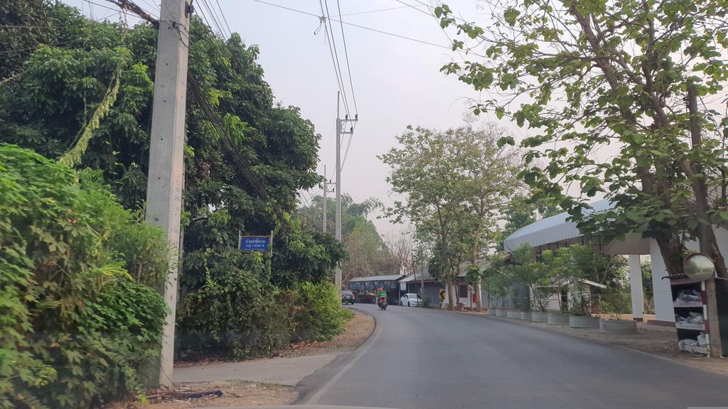 ภาพถนนตรงที่ แคบหมูยิ่งเจริญ ตั้งอยู่ ถ่ายโดย jrcarlsen พ.ศ. 2566 (2023) · A street-level view of where แคบหมูยิ่งเจริญ · Khaepmu Yingcherin stands, by jrcarlsen in 2566 (2023)