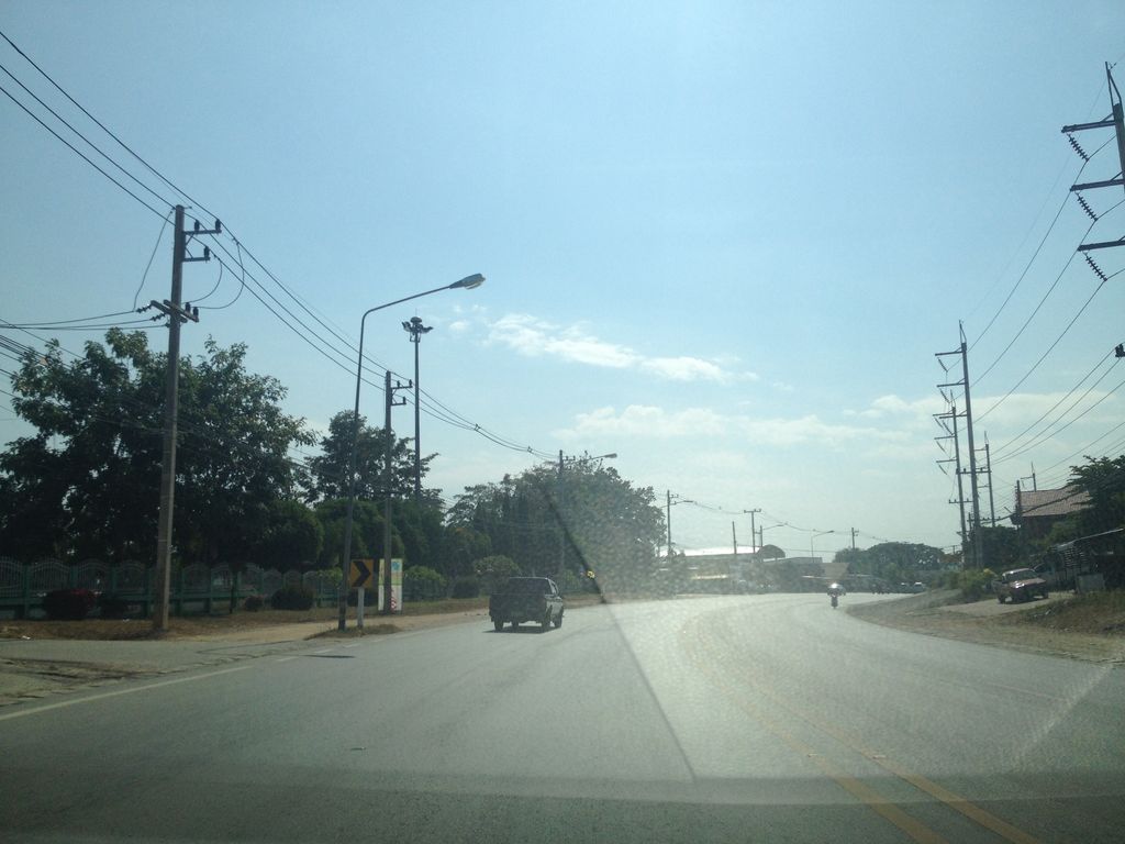 ภาพถนนตรงที่ การไฟฟ้าส่วนภูมิภาคสาขาจอมทอง ตั้งอยู่ ถ่ายโดย jimwatana พ.ศ. 2558 (2015) · A street-level view of where การไฟฟ้าส่วนภูมิภาคสาขาจอมทอง · Kanfaifa Suan Phum Phak Sakha Chom Thong stands, by jimwatana in 2558 (2015)