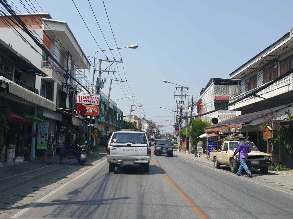 ภาพถนนตรงที่ TeenTown.studio ตั้งอยู่ ถ่ายโดย jrcarlsen พ.ศ. 2558 (2015) · A street-level view of where TeenTown.studio stands, by jrcarlsen in 2558 (2015)