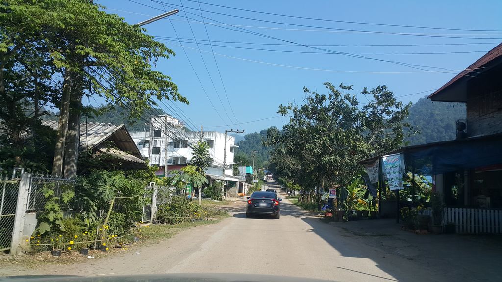 ภาพถนนตรงที่ ตำอารมณ์ดี ตั้งอยู่ ถ่ายโดย jrcarlsen พ.ศ. 2560 (2017) · A street-level view of where ตำอารมณ์ดี · Tamanmadi stands, by jrcarlsen in 2560 (2017)