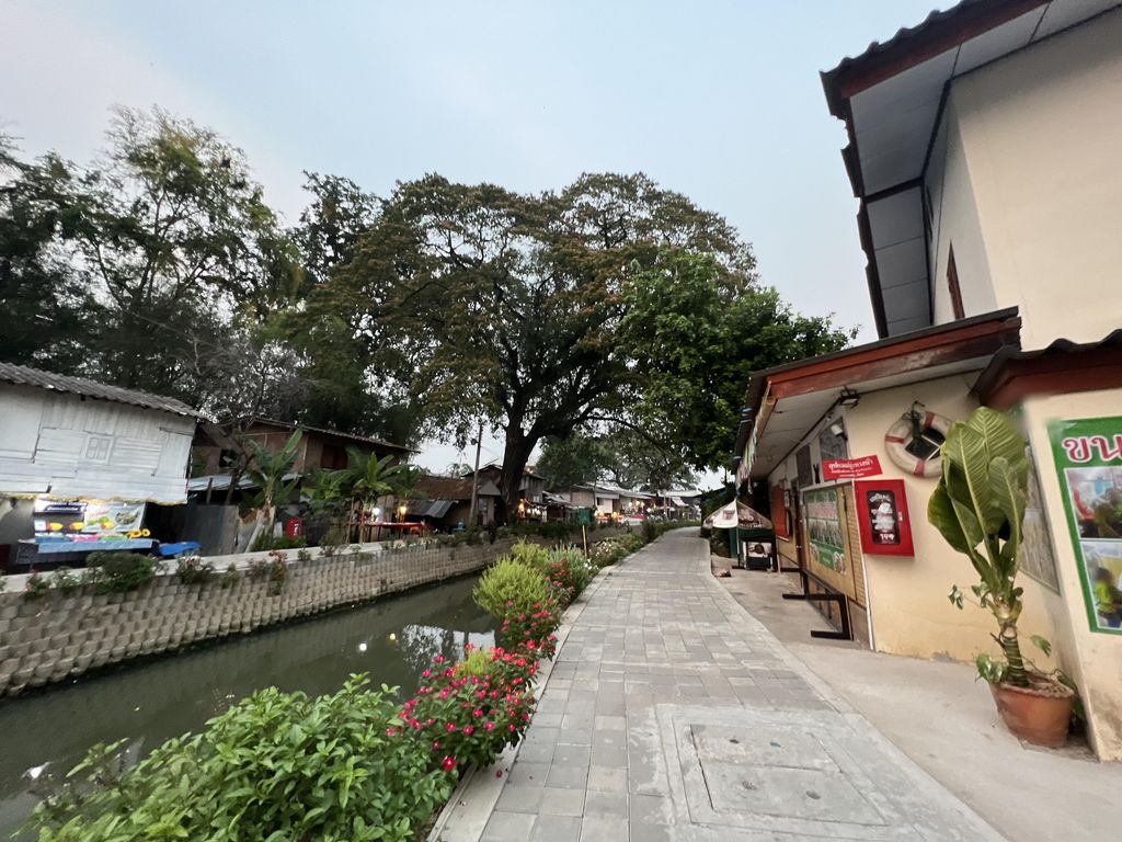 ภาพถนนตรงที่ ปณ.108 คลองแม่ข่า ตั้งอยู่ ถ่ายโดย Junguin พ.ศ. 2566 (2023) · A street-level view of where ปณ.108 คลองแม่ข่า · Pon.108 Khlong Mae Kha stands, by Junguin in 2566 (2023)