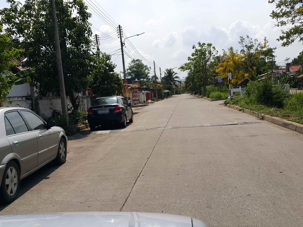 ภาพถนนตรงที่ สหวัฒน์ประตูรีโมทเชียงใหม่ ตั้งอยู่ ถ่ายโดย jrcarlsen พ.ศ. 2558 (2015) · A street-level view of where สหวัฒน์ประตูรีโมทเชียงใหม่ · Sawat Praturimot Chiang Mai stands, by jrcarlsen in 2558 (2015)