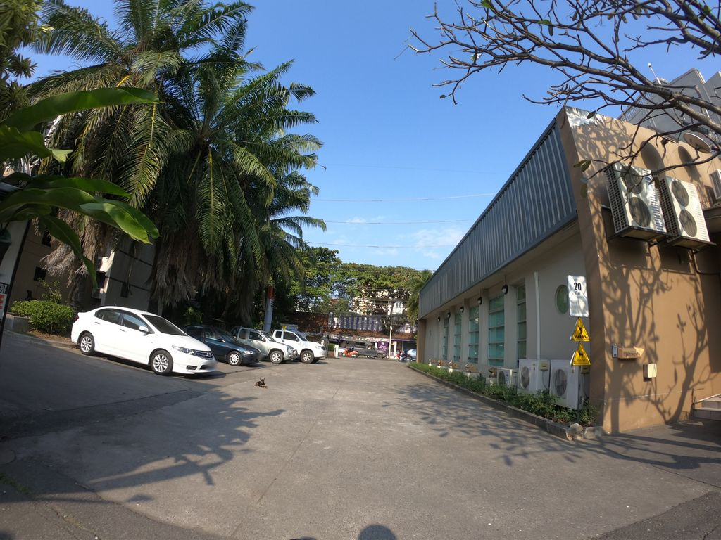 ภาพถนนตรงที่ IamCNX Creative Studio Solutions ตั้งอยู่ ถ่ายโดย chanuwath_grab พ.ศ. 2562 (2019) · A street-level view of where IamCNX Creative Studio Solutions stands, by chanuwath_grab in 2562 (2019)