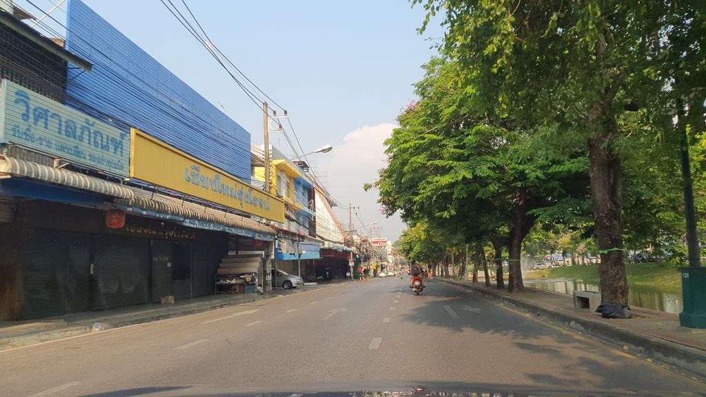 ภาพถนนตรงที่ QUU HOTEL Chiang Mai ตั้งอยู่ ถ่ายโดย jrcarlsen พ.ศ. 2565 (2022) · A street-level view of where QUU HOTEL Chiang Mai stands, by jrcarlsen in 2565 (2022)