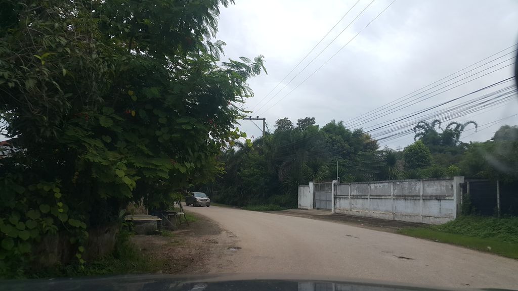 ภาพถนนตรงที่ มอร์อีฟ ฟาร์ม ตั้งอยู่ ถ่ายโดย jrcarlsen พ.ศ. 2561 (2018) · A street-level view of where มอร์อีฟ ฟาร์ม · Moip Farm stands, by jrcarlsen in 2561 (2018)