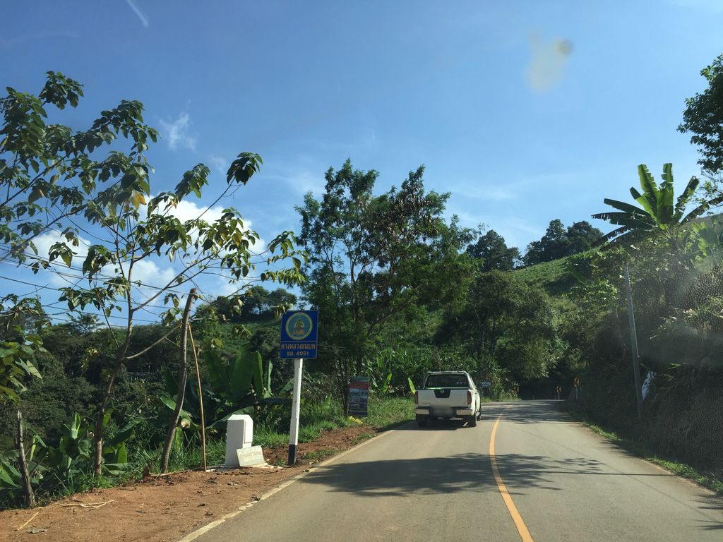 ภาพถนนตรงที่ ม่อน ซากุระ ม่อนแจ่ม ตั้งอยู่ ถ่ายโดย kyoko พ.ศ. 2562 (2019) · A street-level view of where ม่อน ซากุระ ม่อนแจ่ม · Mon Sakura Mon Cham stands, by kyoko in 2562 (2019)