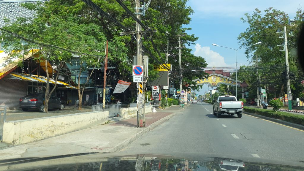 ภาพถนนตรงที่ NUMNUMONEHELMET (KadRinCome) ตั้งอยู่ ถ่ายโดย jrcarlsen พ.ศ. 2564 (2021) · A street-level view of where NUMNUMONEHELMET (KadRinCome) stands, by jrcarlsen in 2564 (2021)