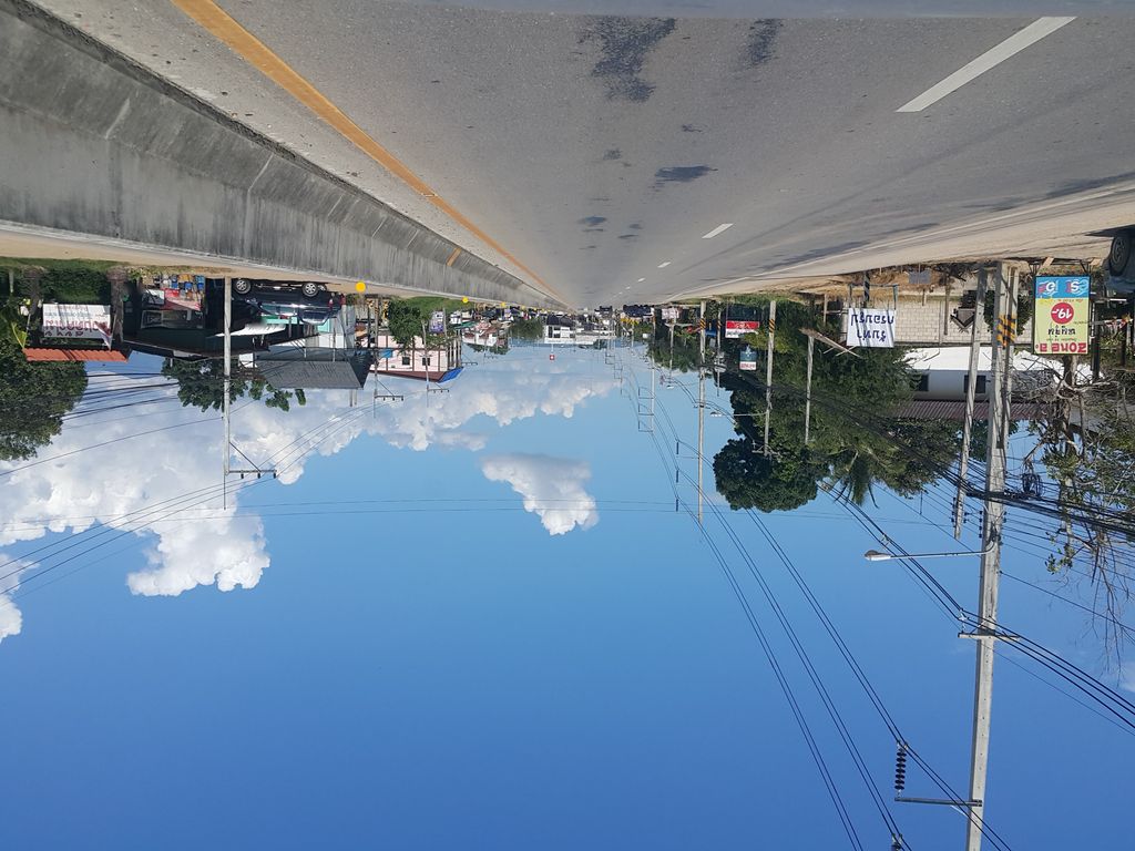 ภาพถนนตรงที่ ก๋วยเตี๋ยวลูกชิ้นปู่โย่ง ตั้งอยู่ ถ่ายโดย jrcarlsen พ.ศ. 2558 (2015) · A street-level view of where ก๋วยเตี๋ยวลูกชิ้นปู่โย่ง · Kuaitiao Lukchin Puyong stands, by jrcarlsen in 2558 (2015)