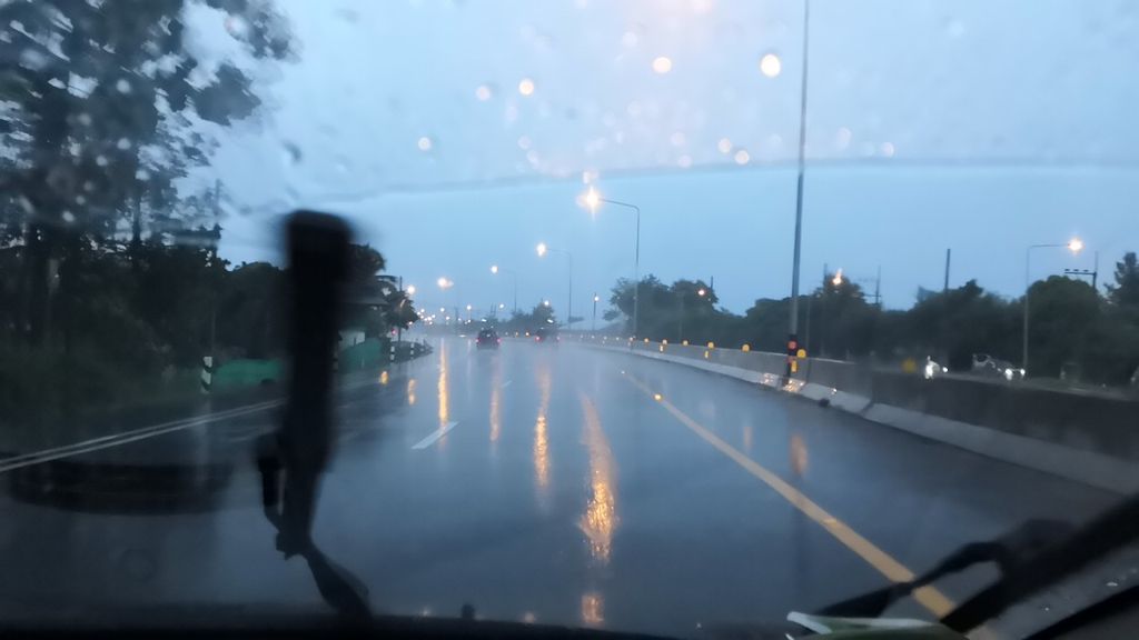 ภาพถนนตรงที่ กมลเทพเกษตรฟาร์ม ตั้งอยู่ ถ่ายโดย charlesano พ.ศ. 2561 (2018) · A street-level view of where กมลเทพเกษตรฟาร์ม · Kamon Thep Kaset Farm stands, by charlesano in 2561 (2018)