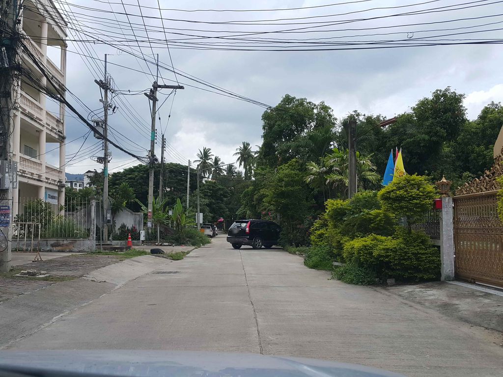 ภาพถนนตรงที่ Path Nimman ตั้งอยู่ ถ่ายโดย jrcarlsen พ.ศ. 2558 (2015) · A street-level view of where Path Nimman stands, by jrcarlsen in 2558 (2015)