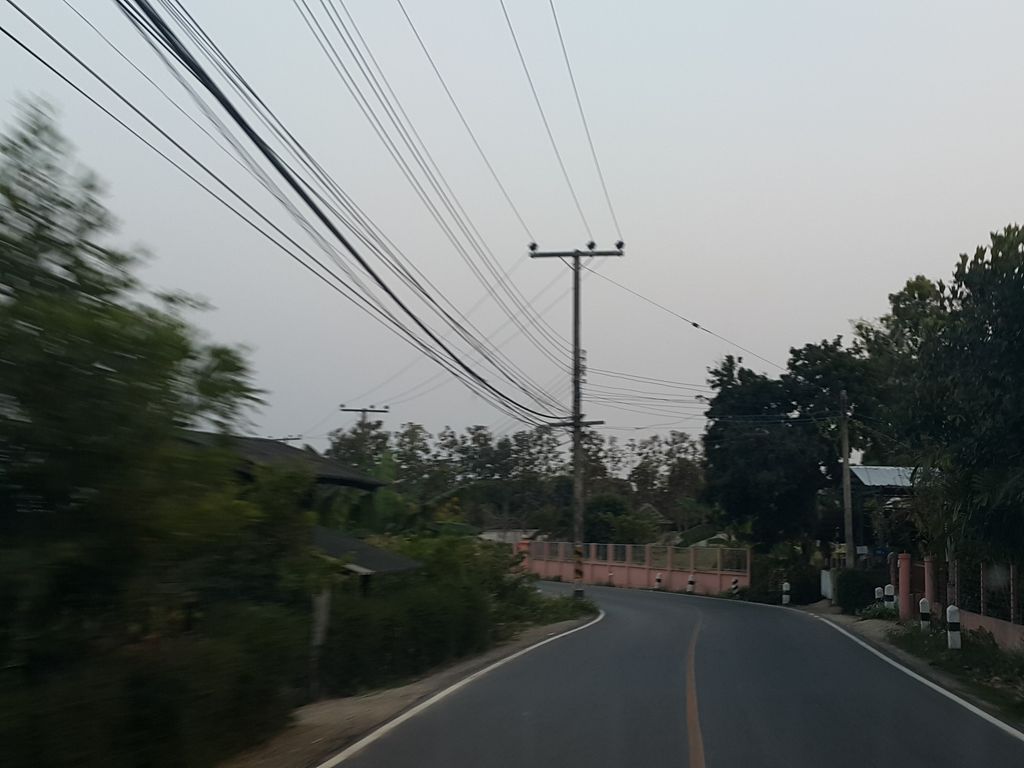 ภาพถนนตรงที่ Kings Assam Tea ตั้งอยู่ ถ่ายโดย jrcarlsen พ.ศ. 2559 (2016) · A street-level view of where Kings Assam Tea stands, by jrcarlsen in 2559 (2016)