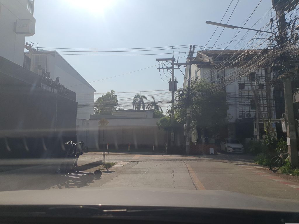 ภาพถนนตรงที่ Zivi Nimman ตั้งอยู่ ถ่ายโดย jrcarlsen พ.ศ. 2566 (2023) · A street-level view of where Zivi Nimman stands, by jrcarlsen in 2566 (2023)