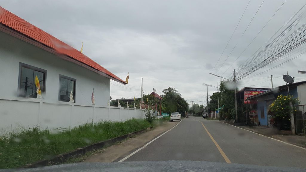 ภาพถนนตรงที่ วัดจำปาลาว ตั้งอยู่ ถ่ายโดย jrcarlsen พ.ศ. 2564 (2021) · A street-level view of where วัดจำปาลาว · Wat Champa Lao stands, by jrcarlsen in 2564 (2021)