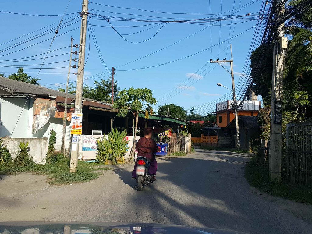 ภาพถนนตรงที่ จักรวาล มาร์จู ตั้งอยู่ ถ่ายโดย jrcarlsen พ.ศ. 2558 (2015) · A street-level view of where จักรวาล มาร์จู · Chakrawan Machu stands, by jrcarlsen in 2558 (2015)