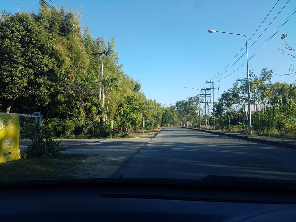 ภาพถนนตรงที่ ศูนย์ผลิตผลโครงการหลวง (Royal Project Produce Center) ตั้งอยู่ ถ่ายโดย ekkarin พ.ศ. 2561 (2018) · A street-level view of where ศูนย์ผลิตผลโครงการหลวง (Royal Project Produce Center) stands, by ekkarin in 2561 (2018)