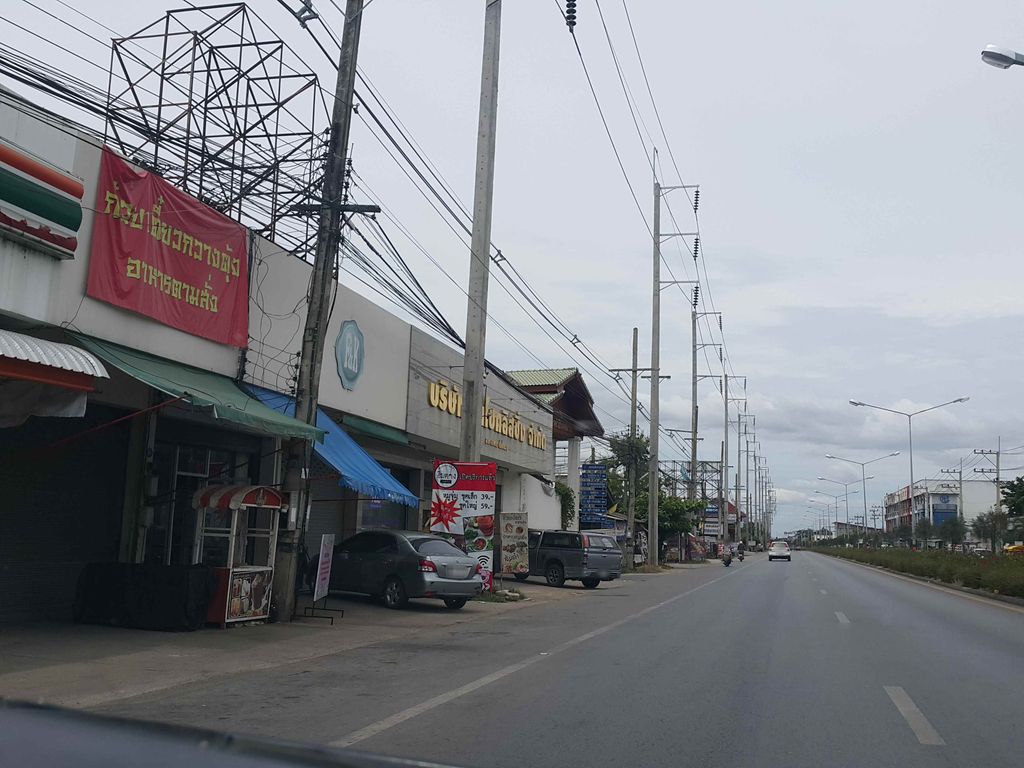 ภาพถนนตรงที่ เซเว่นหารแก้ว ตั้งอยู่ ถ่ายโดย jrcarlsen พ.ศ. 2558 (2015) · A street-level view of where เซเว่นหารแก้ว · Seven Hankwae stands, by jrcarlsen in 2558 (2015)