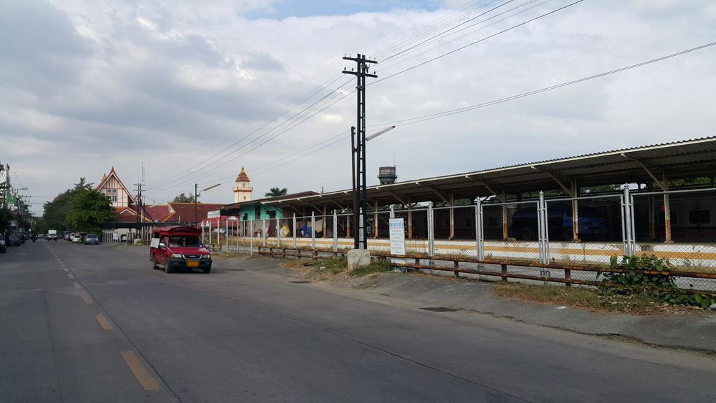 ภาพถนนตรงที่ At the Train Hotel ตั้งอยู่ ถ่ายโดย jrcarlsen พ.ศ. 2559 (2016) · A street-level view of where At the Train Hotel stands, by jrcarlsen in 2559 (2016)