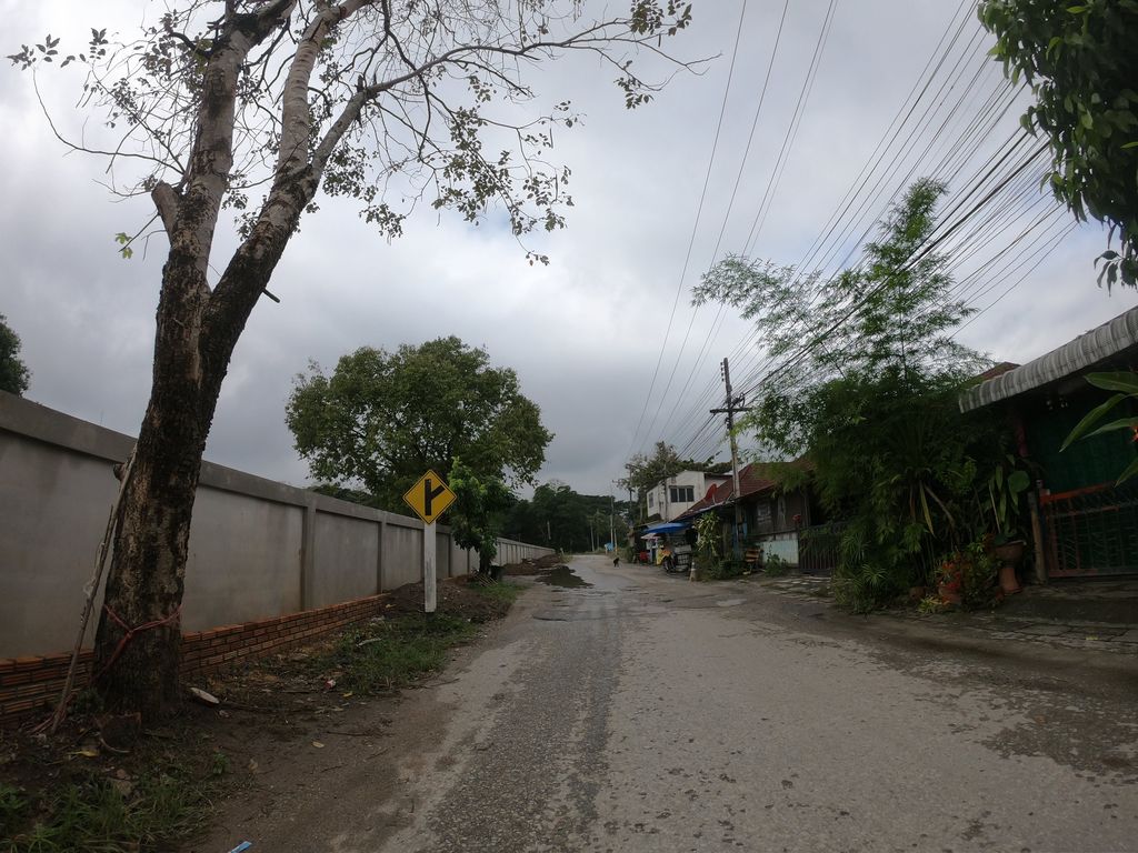 ภาพถนนตรงที่ ยะของกิ๋น ตั้งอยู่ ถ่ายโดย chanuwath_grab พ.ศ. 2562 (2019) · A street-level view of where ยะของกิ๋น · Yakhongkin stands, by chanuwath_grab in 2562 (2019)