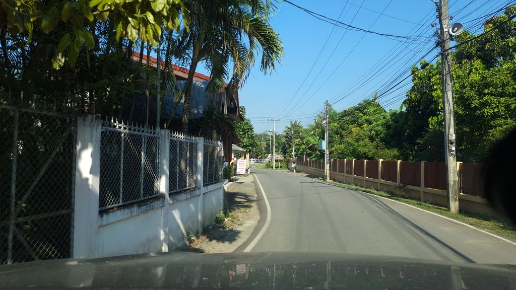 ภาพถนนตรงที่ ครัวจิรนันท์ น้ำจำ ตั้งอยู่ ถ่ายโดย jrcarlsen พ.ศ. 2562 (2019) · A street-level view of where ครัวจิรนันท์ น้ำจำ · Khruachinnan Nam Cham stands, by jrcarlsen in 2562 (2019)