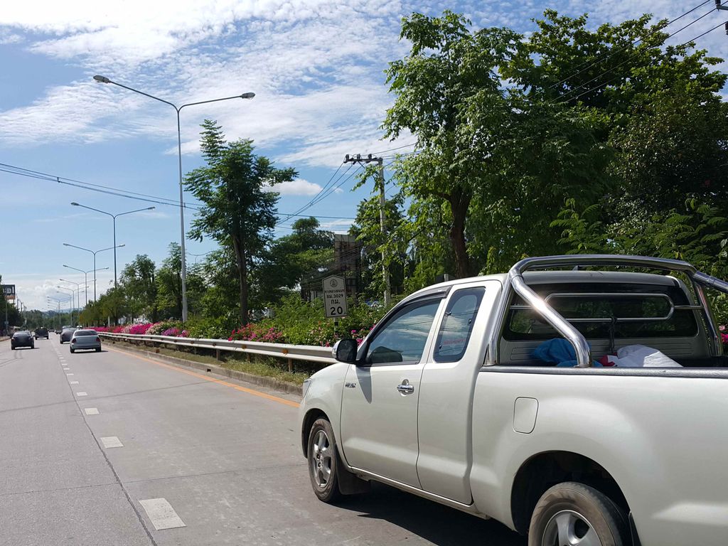 ภาพถนนตรงที่ Lux Royal Thailand Chiangmai ตั้งอยู่ ถ่ายโดย jrcarlsen พ.ศ. 2558 (2015) · A street-level view of where Lux Royal Thailand Chiangmai stands, by jrcarlsen in 2558 (2015)