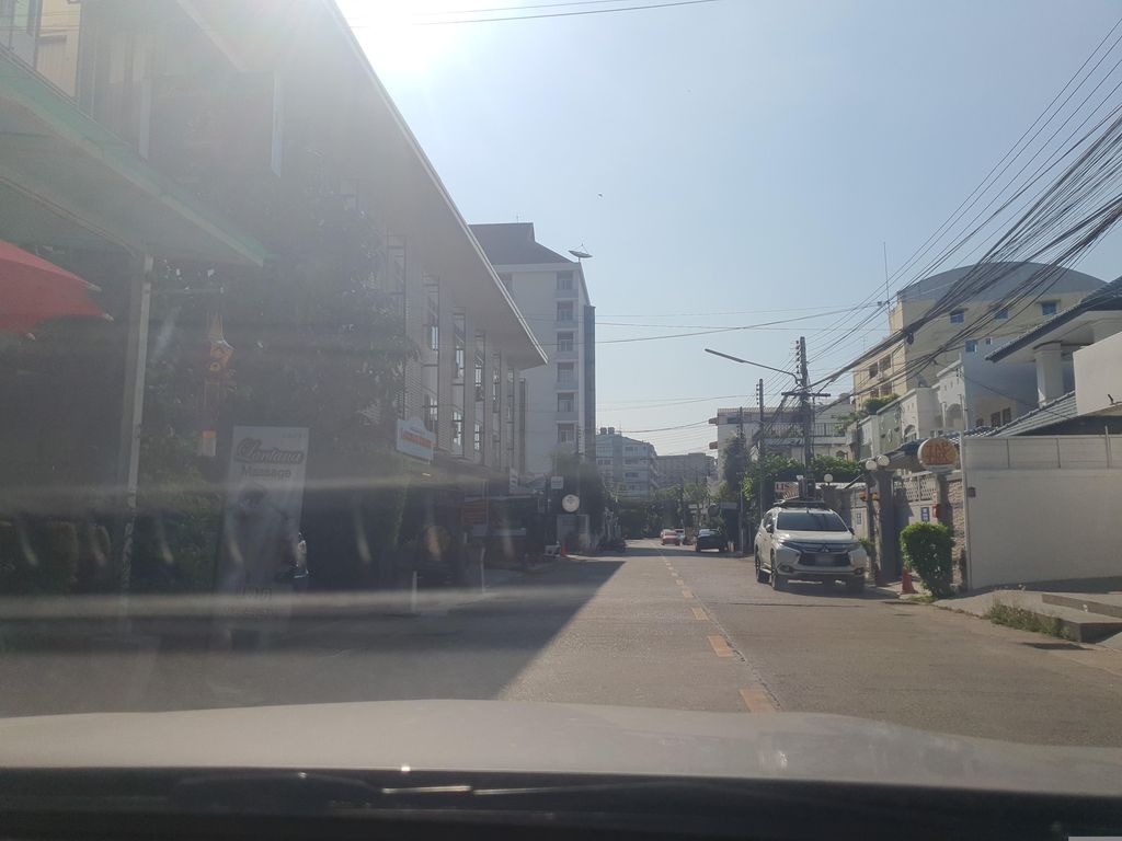 ภาพถนนตรงที่ ผงาด คอนสตรัคชั่น ตั้งอยู่ ถ่ายโดย jrcarlsen พ.ศ. 2566 (2023) · A street-level view of where ผงาด คอนสตรัคชั่น · Phangat Construction stands, by jrcarlsen in 2566 (2023)