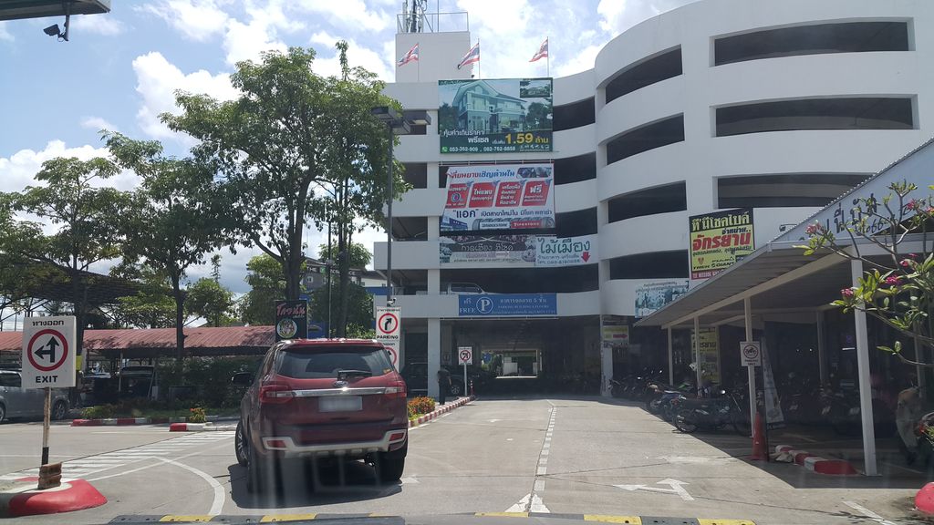ภาพถนนตรงที่ มีโชคสัตวแพทย์ ตั้งอยู่ ถ่ายโดย jrcarlsen พ.ศ. 2560 (2017) · A street-level view of where มีโชคสัตวแพทย์ · Michok Satwaphaet stands, by jrcarlsen in 2560 (2017)