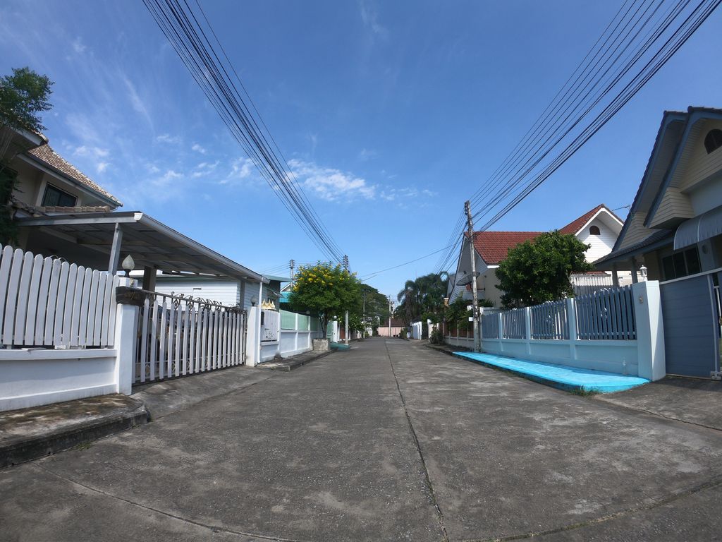 ภาพถนนตรงที่ Lace & Crafted ตั้งอยู่ ถ่ายโดย chanuwath_grab พ.ศ. 2562 (2019) · A street-level view of where Lace & Crafted stands, by chanuwath_grab in 2562 (2019)