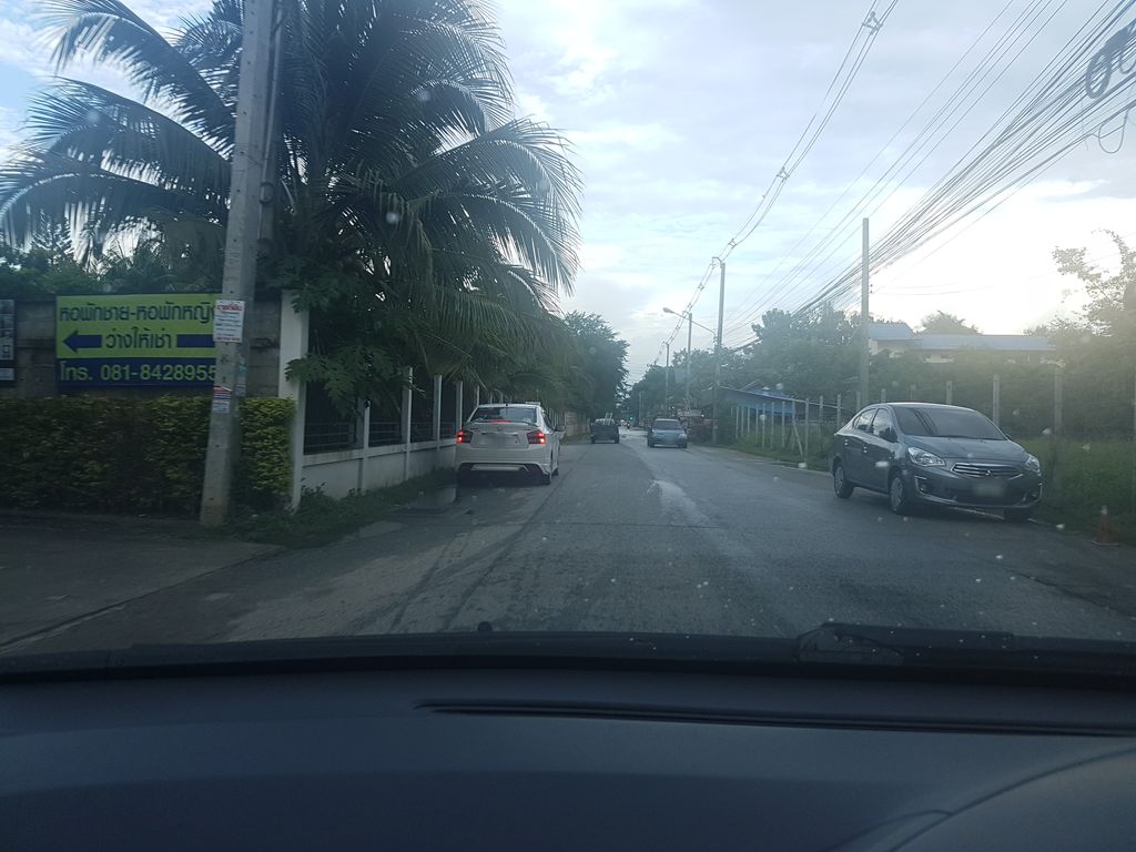 ภาพถนนตรงที่ หอพักภัทภณ ตั้งอยู่ ถ่ายโดย ekkarin พ.ศ. 2561 (2018) · A street-level view of where หอพักภัทภณ · Phatphon Dormitory stands, by ekkarin in 2561 (2018)