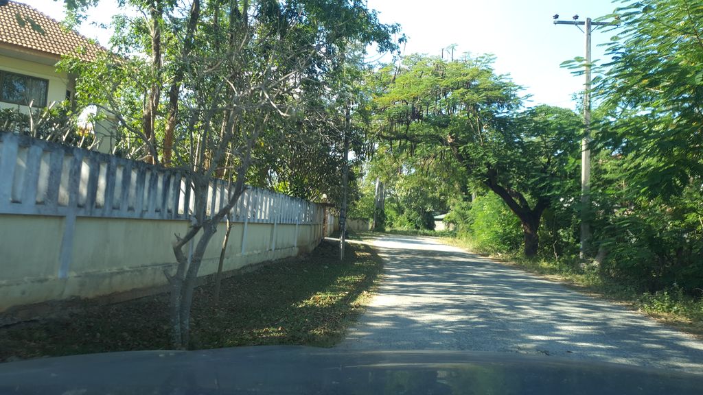 ภาพถนนตรงที่ ร้านเสริมสวยเอมอร ตั้งอยู่ ถ่ายโดย jrcarlsen พ.ศ. 2562 (2019) · A street-level view of where ร้านเสริมสวยเอมอร · Emon Beauty salon stands, by jrcarlsen in 2562 (2019)