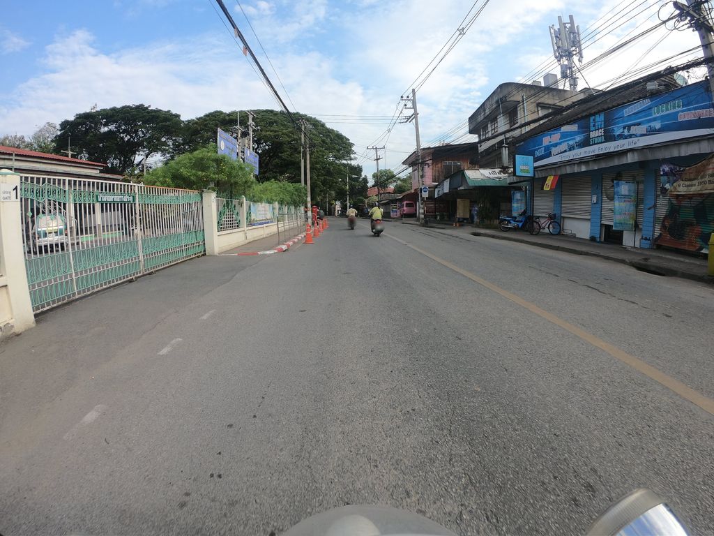 ภาพถนนตรงที่ ร้านหน้าเรฯ ตั้งอยู่ ถ่ายโดย chanuwath_grab พ.ศ. 2562 (2019) · A street-level view of where ร้านหน้าเรฯ · Ran Na Re stands, by chanuwath_grab in 2562 (2019)
