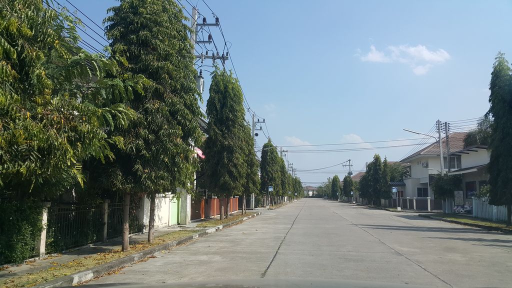 ภาพถนนตรงที่ ครัวคุณย่า ตั้งอยู่ ถ่ายโดย jrcarlsen พ.ศ. 2562 (2019) · A street-level view of where ครัวคุณย่า · Khruakhunya stands, by jrcarlsen in 2562 (2019)