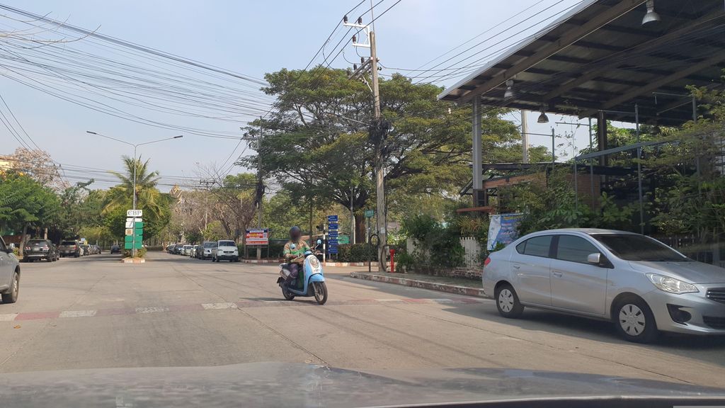 ภาพถนนตรงที่ โรงเบียร์เชียงใหม่เยอรมัน ตั้งอยู่ ถ่ายโดย jrcarlsen พ.ศ. 2566 (2023) · A street-level view of where โรงเบียร์เชียงใหม่เยอรมัน · Rongbia Chiang Mai Yoenman stands, by jrcarlsen in 2566 (2023)