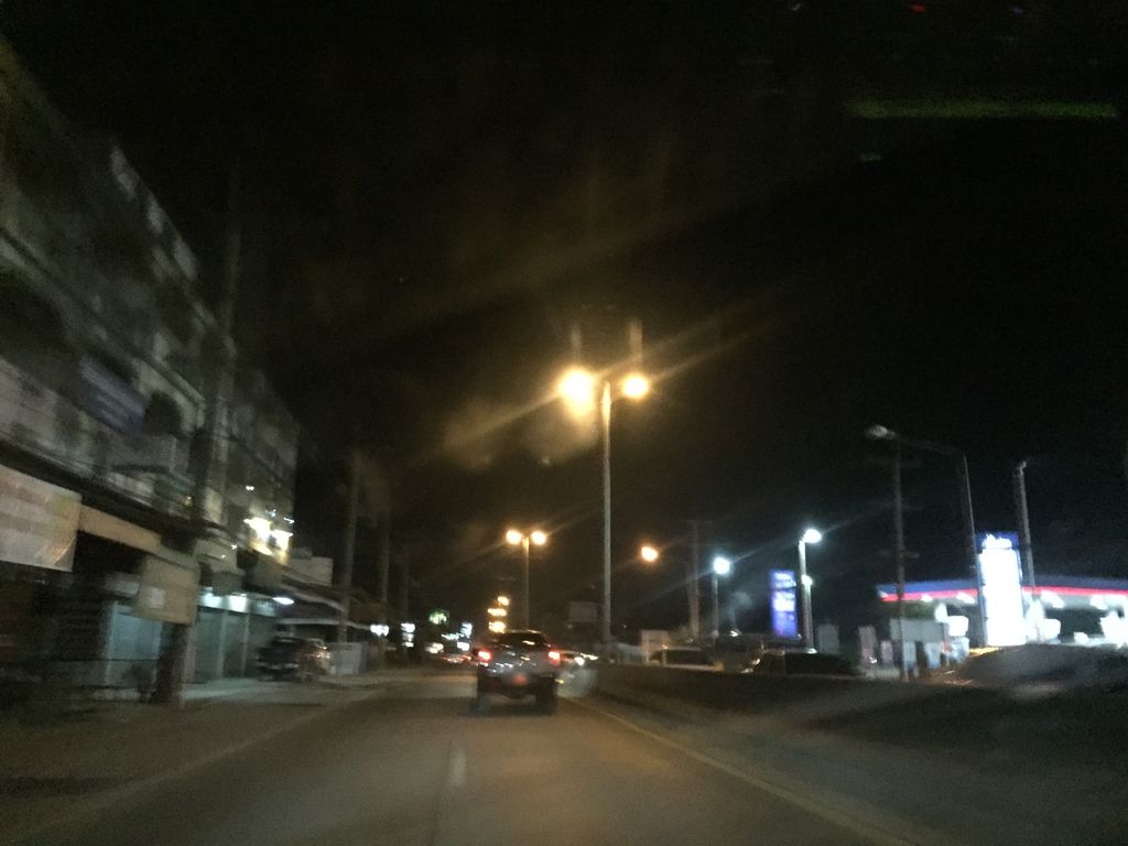 ภาพถนนตรงที่ มือหนึ่งมอเตอร์ ตั้งอยู่ ถ่ายโดย kyoko พ.ศ. 2561 (2018) · A street-level view of where มือหนึ่งมอเตอร์ · Mue Nueng Motor stands, by kyoko in 2561 (2018)