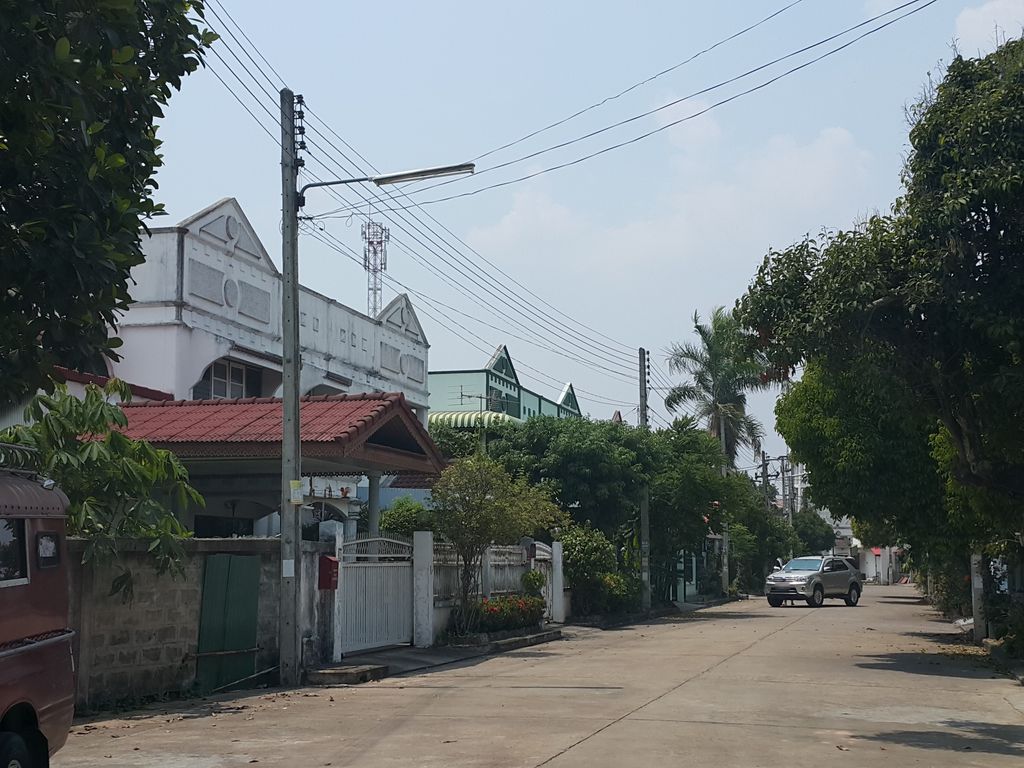 ภาพถนนตรงที่ ขันโตก บ้านถวาย ร้านพิศแอนติค ตั้งอยู่ ถ่ายโดย jrcarlsen พ.ศ. 2559 (2016) · A street-level view of where ขันโตก บ้านถวาย ร้านพิศแอนติค · Khantok Ban Thawai Ran Phit Aentik stands, by jrcarlsen in 2559 (2016)