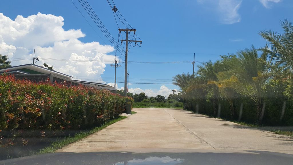 ภาพถนนตรงที่ Iszara Lifestyle Modern Home บ้านเดี่ยวเชียงใหม่ ตั้งอยู่ ถ่ายโดย jrcarlsen พ.ศ. 2564 (2021) · A street-level view of where Iszara Lifestyle Modern Home บ้านเดี่ยวเชียงใหม่ stands, by jrcarlsen in 2564 (2021)