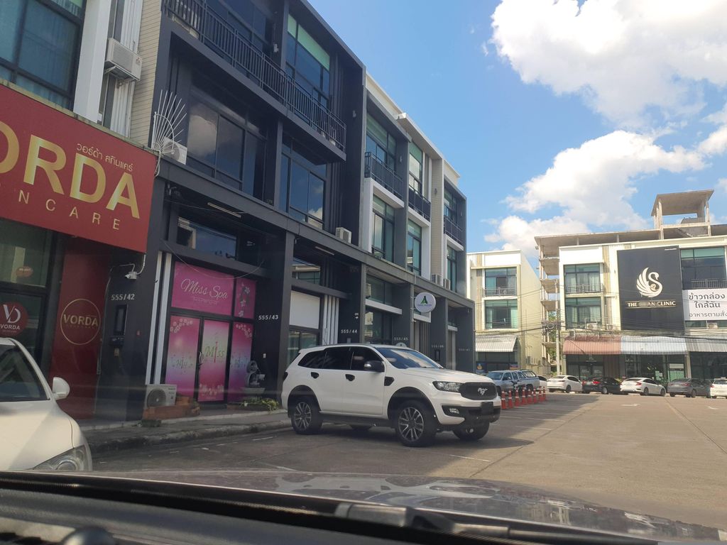 ภาพถนนตรงที่ วอร์ด้า สกินแคร์ ตั้งอยู่ ถ่ายโดย jrcarlsen พ.ศ. 2566 (2023) · A street-level view of where วอร์ด้า สกินแคร์ · Woda Skincare stands, by jrcarlsen in 2566 (2023)