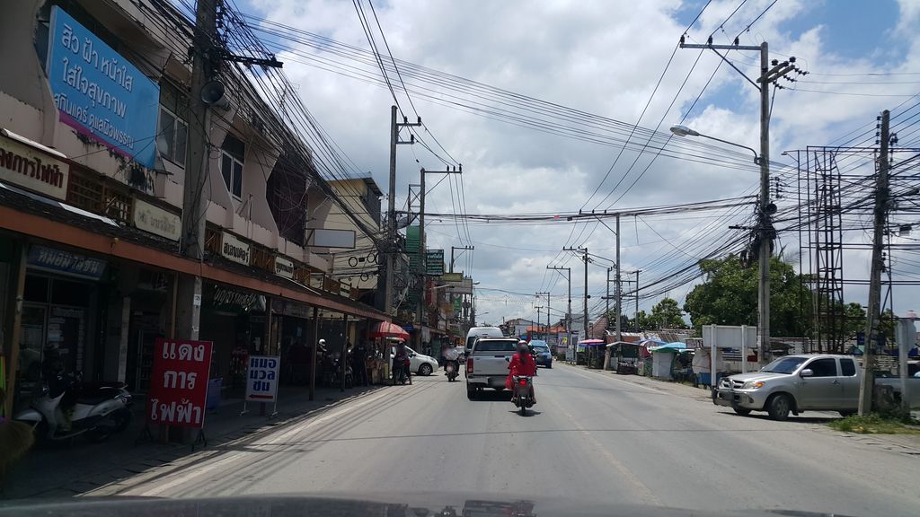 ภาพถนนตรงที่ ร้านแฟกซ์ก๊อปปี้เซนเตอร์ ตั้งอยู่ ถ่ายโดย jrcarlsen พ.ศ. 2559 (2016) · A street-level view of where ร้านแฟกซ์ก๊อปปี้เซนเตอร์ · Ran Faek Copy Center stands, by jrcarlsen in 2559 (2016)